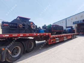 1200*1200雙齒輥破碎機(jī)，兩臺900*900軌道移動雙齒輥破碎機(jī)發(fā)往云南