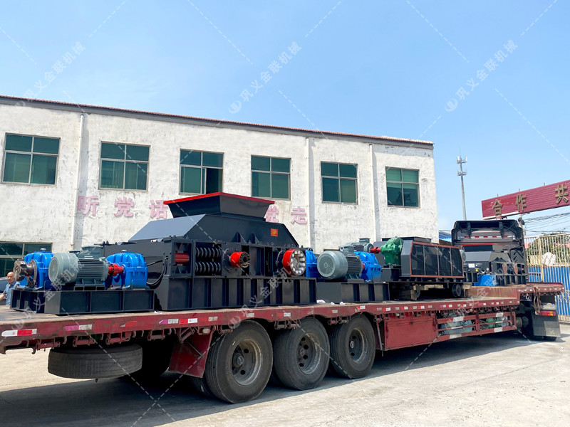 1200*1200雙齒輥破碎機(jī)，兩臺(tái)900*900軌道移動(dòng)雙齒輥破碎機(jī)發(fā)往云南